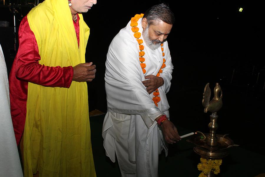 During Shardiya Navaratra Shri Raam Leela is organised at Maharishi Ved Vigyan Vishwa Vidyapeetham campus, Deepdi, Bhopal. Brahmachari Girish Ji is doing Deep Prajwalan to start Shri Raam Leela.